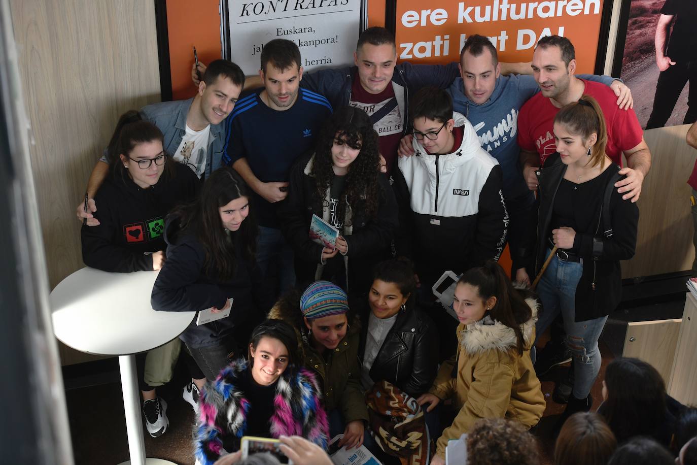 Fotos: Ikasleei zuzendutako jarduerekin hasi da 54. Durangoko Azoka