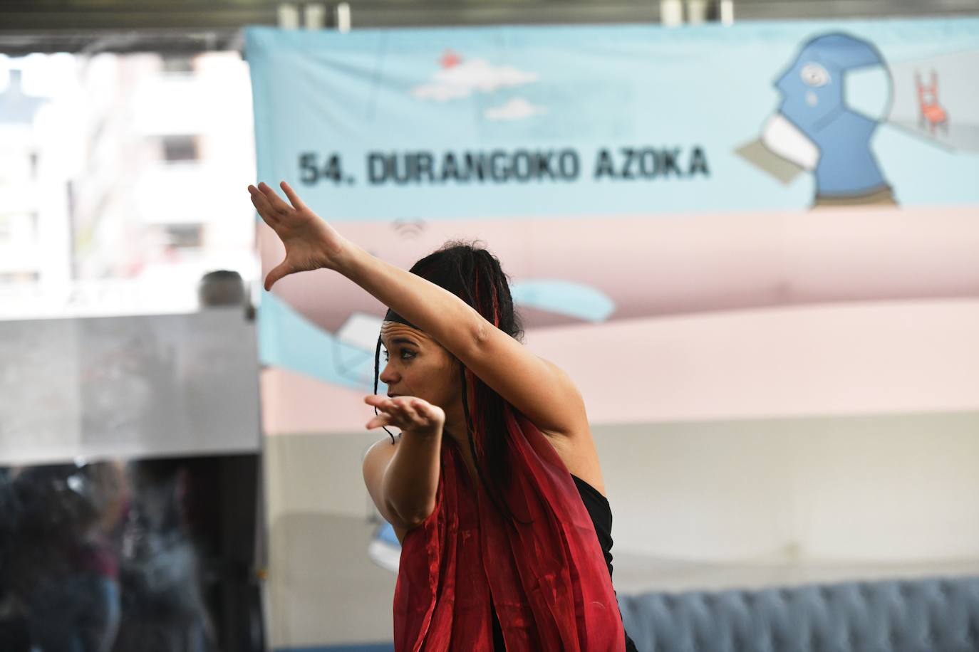 Fotos: Ikasleei zuzendutako jarduerekin hasi da 54. Durangoko Azoka