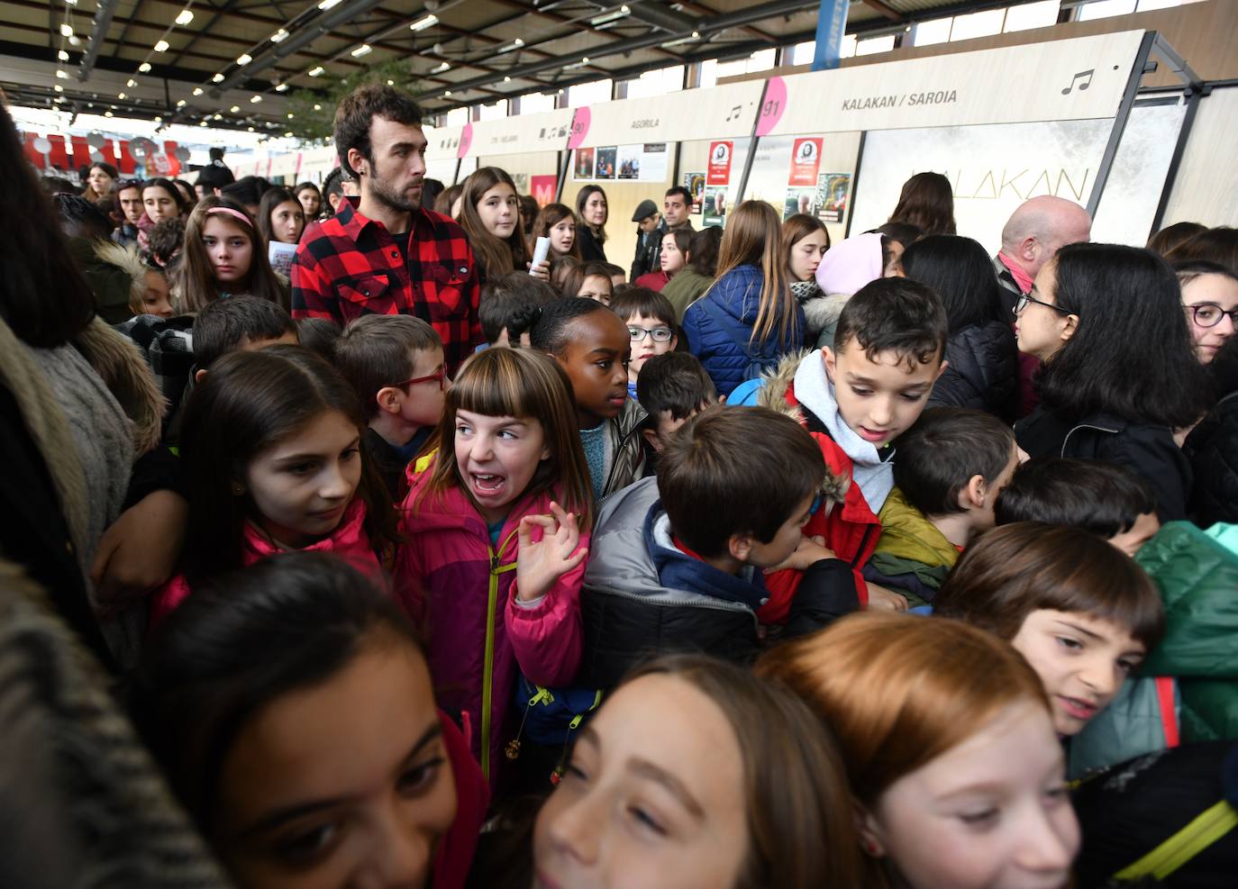 Fotos: Ikasleei zuzendutako jarduerekin hasi da 54. Durangoko Azoka