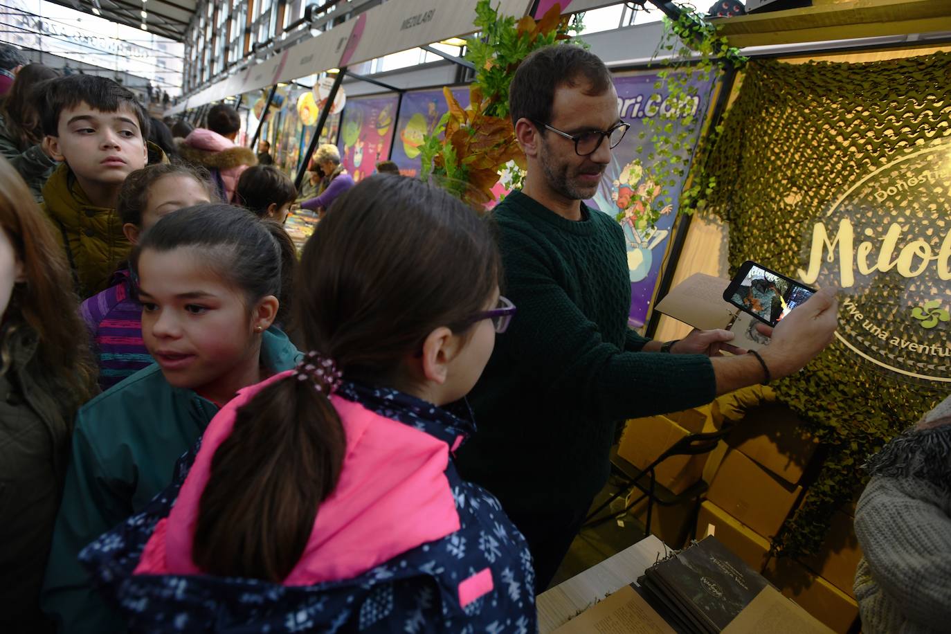 Fotos: Ikasleei zuzendutako jarduerekin hasi da 54. Durangoko Azoka