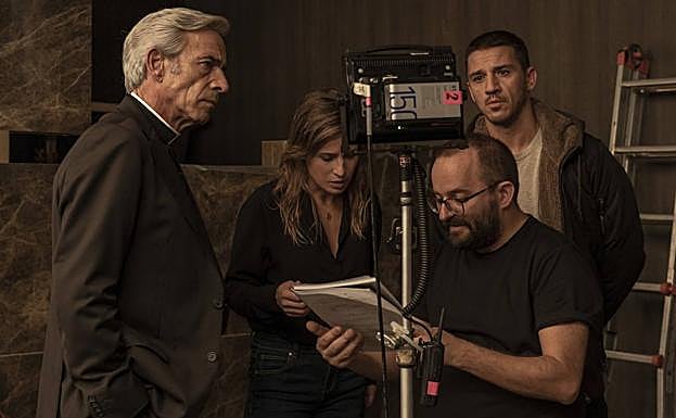 Fernando González Molina da instrucciones a Imanol Arias, Marta Etura y Carlos Librado. 