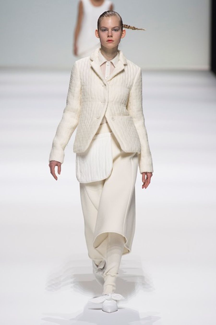 Colores atemporales en looks donde se juega con los volúmenes y las formas