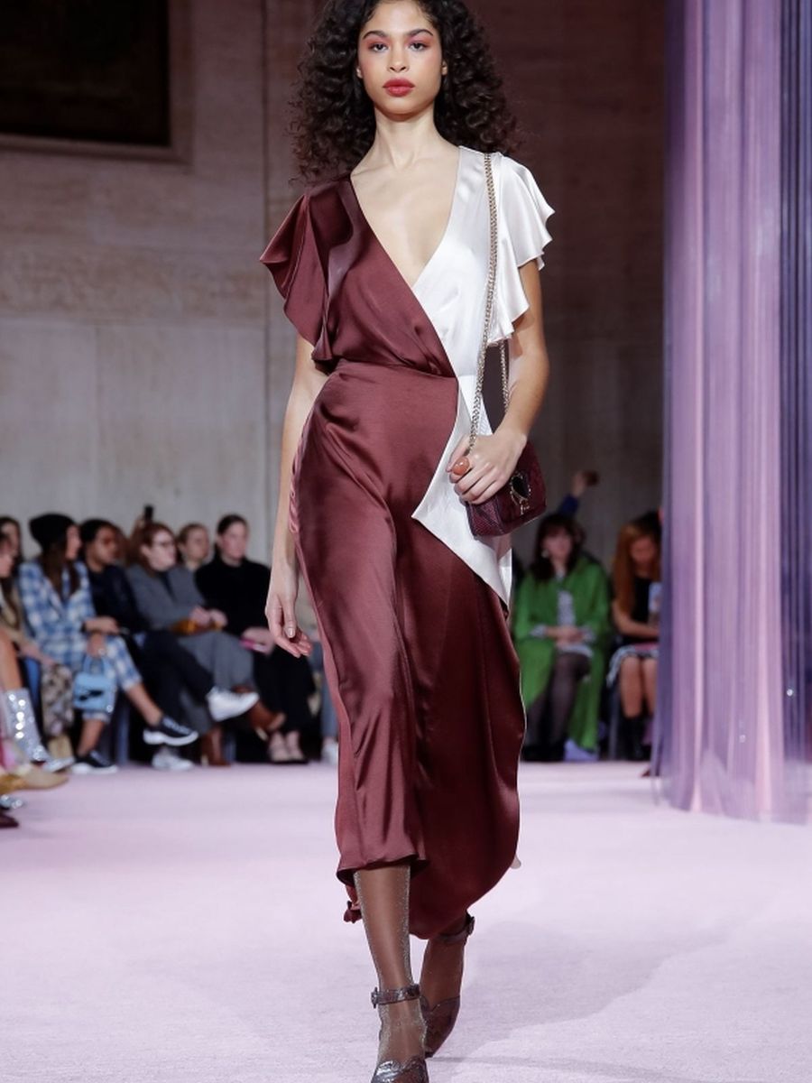 Colores oscuros y otoñales que se contraponen y contrastan con los blancos