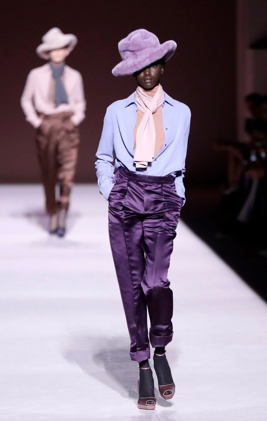 Combinación femenina y dulce a través del azul empolvado y el morado