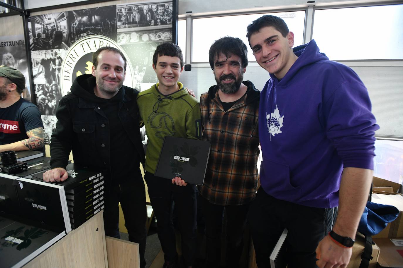 Fotos: Sormena bor-bor, Azokaren bigarren egunean