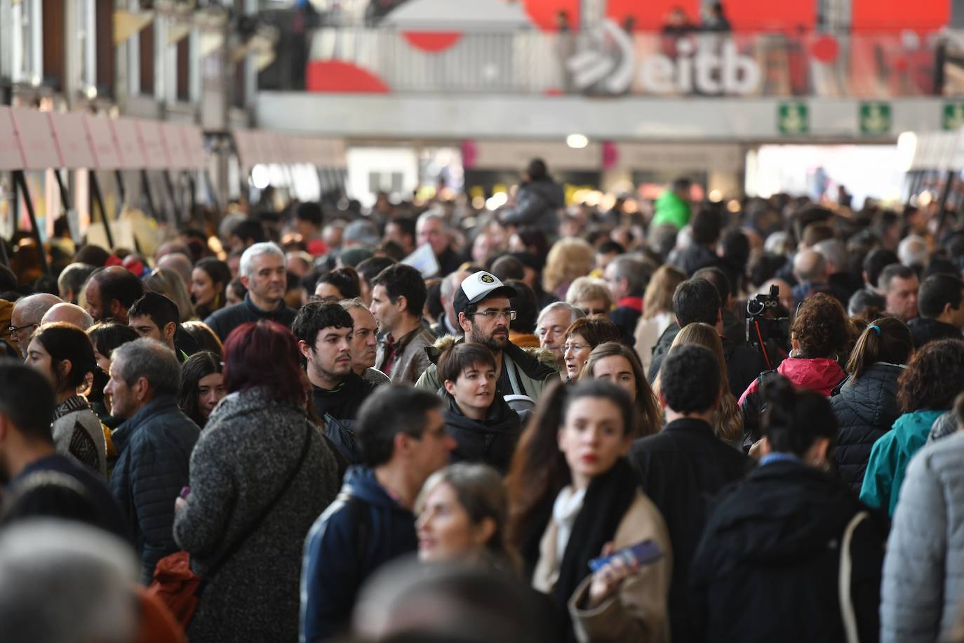 Fotos: Sormena bor-bor, Azokaren bigarren egunean