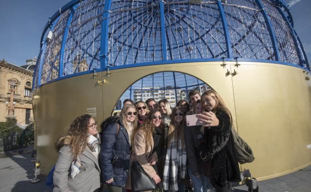 Un grupo de 63 estudiantes Erasmus, la mayoría italianos, visitan estos días Gipuzkoa.