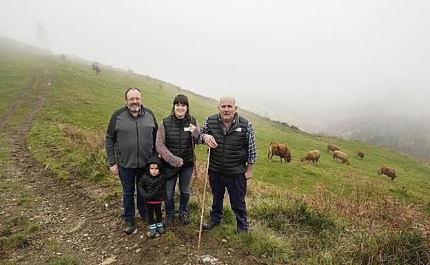 José Pablo Larrea, junto a la familia de ganaderos compuesta por Félix Agirre, Itxaso Agirre y Ekiñe Murua en Premietxeberri Baserria. 