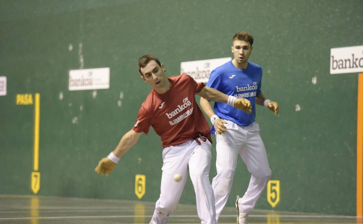 Iraitz Zubizarreta golpea de derecha en presencia de Iván García en el Atano III. 