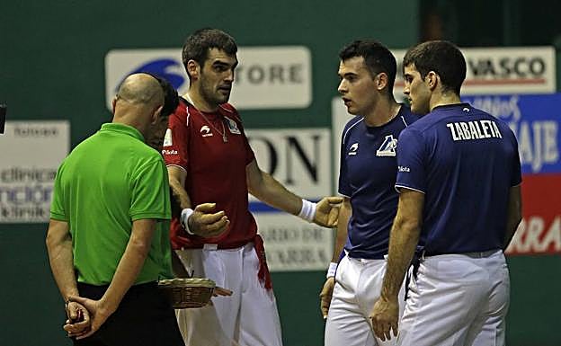 Los jueces, Ezkurdia, Jaka y Zabaleta, en el 11-12, cuando los de verde corrigieron la decisión tomada en primera instancia. 