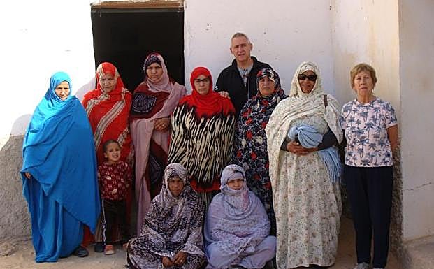 Imagen principal - Los Amig@s de la RASD de Donostia buscan garantizar el derecho al agua potable en los campamentos de refugiados del Sahara