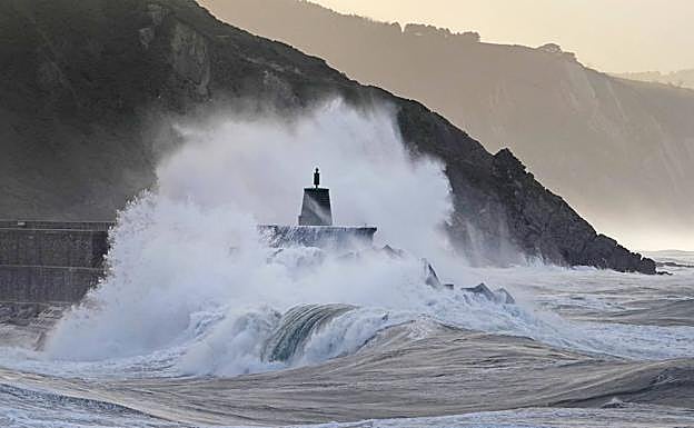 Galería. El fuerte oleaje ha dejado espectaculares imágenes en Donostia y en la costa de Gipuzkoa.