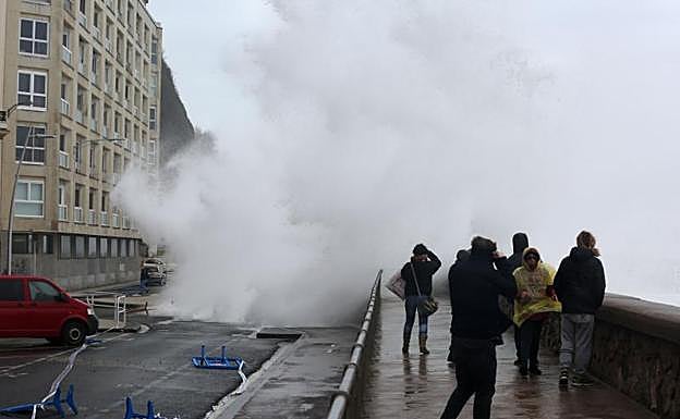 Fuerte oleaje este lunes en San Sebastián. 