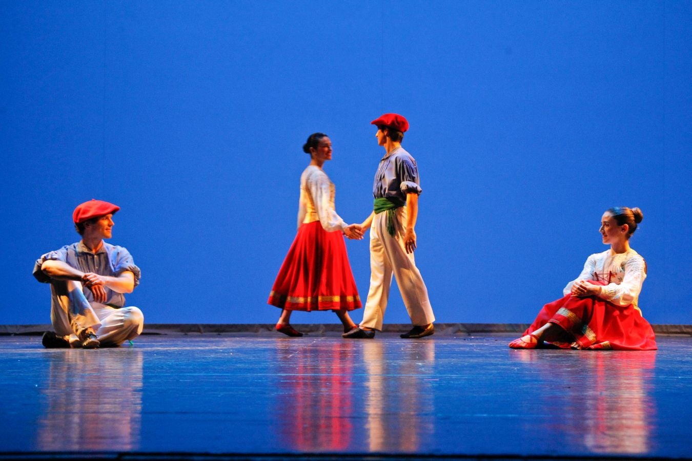 900 invitados asistieron a las Bodas de Plata de la televisión de Gipuzkoa donde las sorpresas, los momentos emotivos y los recuerdos inolvidables fueron protagonistas de 2 horas de evento y 21 destacados premiados entre los que destacaron La Oreja de Van Gogh, Álex Ubago, Ainhoa Arteta, Aizpea Goenaga, Bernardo Atxaga, Luis Arconada, Cayetano Martínez de Irujo, Juan Mari Arzak o Martín Berasategi