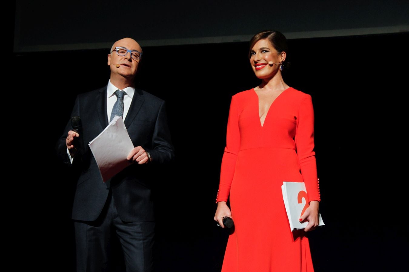 900 invitados asistieron a las Bodas de Plata de la televisión de Gipuzkoa donde las sorpresas, los momentos emotivos y los recuerdos inolvidables fueron protagonistas de 2 horas de evento y 21 destacados premiados entre los que destacaron La Oreja de Van Gogh, Álex Ubago, Ainhoa Arteta, Aizpea Goenaga, Bernardo Atxaga, Luis Arconada, Cayetano Martínez de Irujo, Juan Mari Arzak o Martín Berasategi