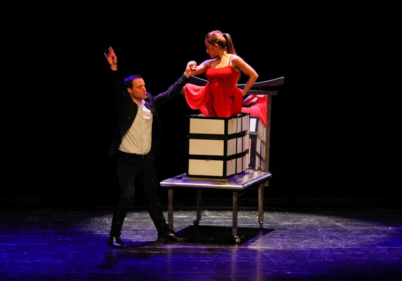 900 invitados asistieron a las Bodas de Plata de la televisión de Gipuzkoa donde las sorpresas, los momentos emotivos y los recuerdos inolvidables fueron protagonistas de 2 horas de evento y 21 destacados premiados entre los que destacaron La Oreja de Van Gogh, Álex Ubago, Ainhoa Arteta, Aizpea Goenaga, Bernardo Atxaga, Luis Arconada, Cayetano Martínez de Irujo, Juan Mari Arzak o Martín Berasategi