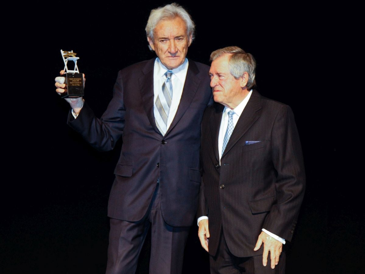 900 invitados asistieron a las Bodas de Plata de la televisión de Gipuzkoa donde las sorpresas, los momentos emotivos y los recuerdos inolvidables fueron protagonistas de 2 horas de evento y 21 destacados premiados entre los que destacaron La Oreja de Van Gogh, Álex Ubago, Ainhoa Arteta, Aizpea Goenaga, Bernardo Atxaga, Luis Arconada, Cayetano Martínez de Irujo, Juan Mari Arzak o Martín Berasategi