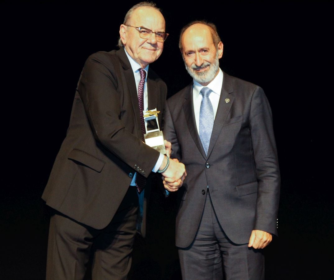 900 invitados asistieron a las Bodas de Plata de la televisión de Gipuzkoa donde las sorpresas, los momentos emotivos y los recuerdos inolvidables fueron protagonistas de 2 horas de evento y 21 destacados premiados entre los que destacaron La Oreja de Van Gogh, Álex Ubago, Ainhoa Arteta, Aizpea Goenaga, Bernardo Atxaga, Luis Arconada, Cayetano Martínez de Irujo, Juan Mari Arzak o Martín Berasategi