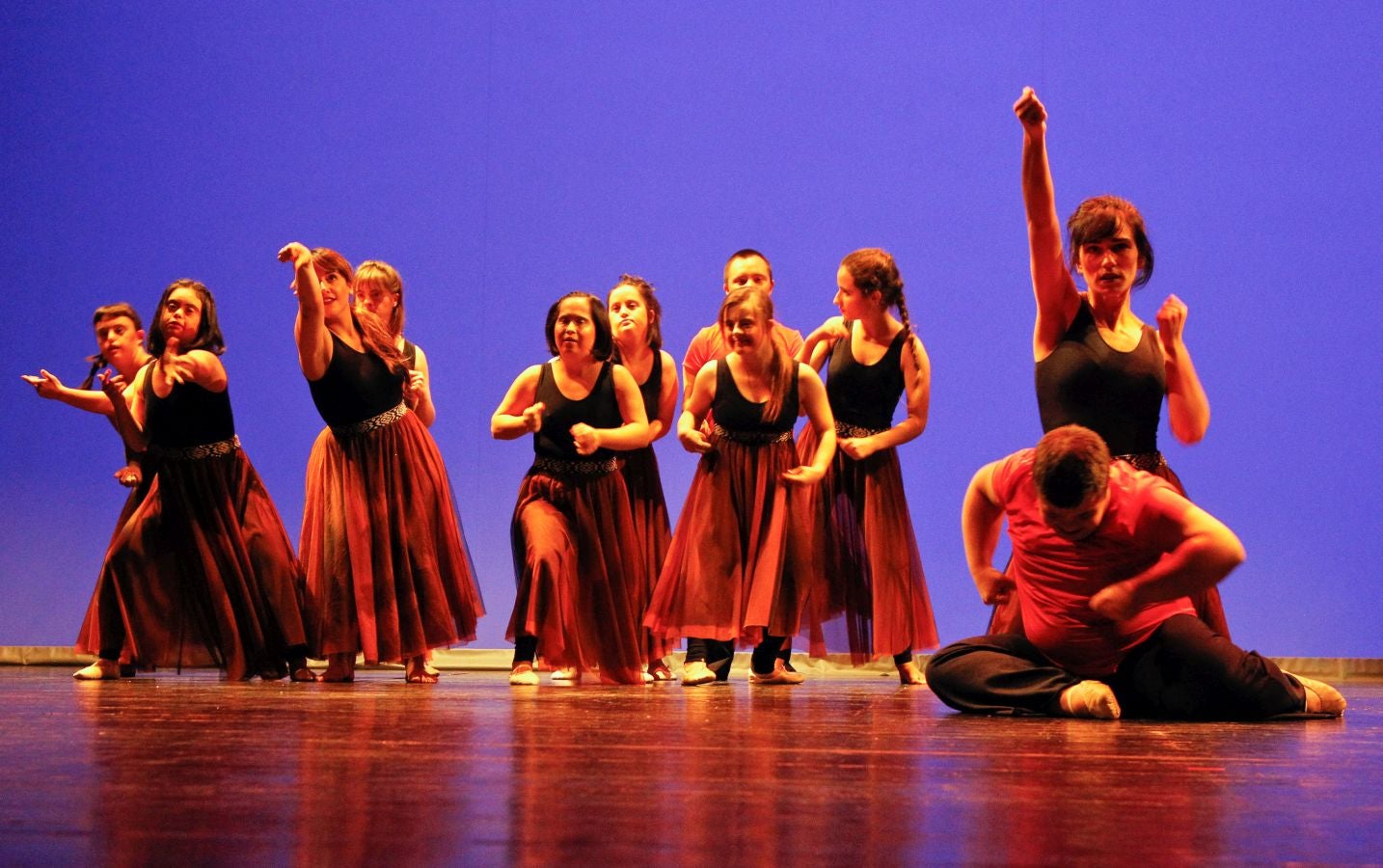 900 invitados asistieron a las Bodas de Plata de la televisión de Gipuzkoa donde las sorpresas, los momentos emotivos y los recuerdos inolvidables fueron protagonistas de 2 horas de evento y 21 destacados premiados entre los que destacaron La Oreja de Van Gogh, Álex Ubago, Ainhoa Arteta, Aizpea Goenaga, Bernardo Atxaga, Luis Arconada, Cayetano Martínez de Irujo, Juan Mari Arzak o Martín Berasategi