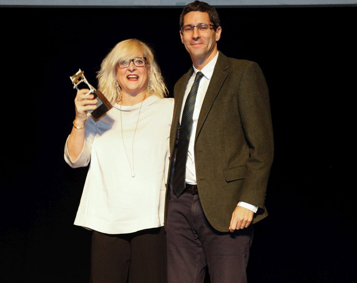 900 invitados asistieron a las Bodas de Plata de la televisión de Gipuzkoa donde las sorpresas, los momentos emotivos y los recuerdos inolvidables fueron protagonistas de 2 horas de evento y 21 destacados premiados entre los que destacaron La Oreja de Van Gogh, Álex Ubago, Ainhoa Arteta, Aizpea Goenaga, Bernardo Atxaga, Luis Arconada, Cayetano Martínez de Irujo, Juan Mari Arzak o Martín Berasategi