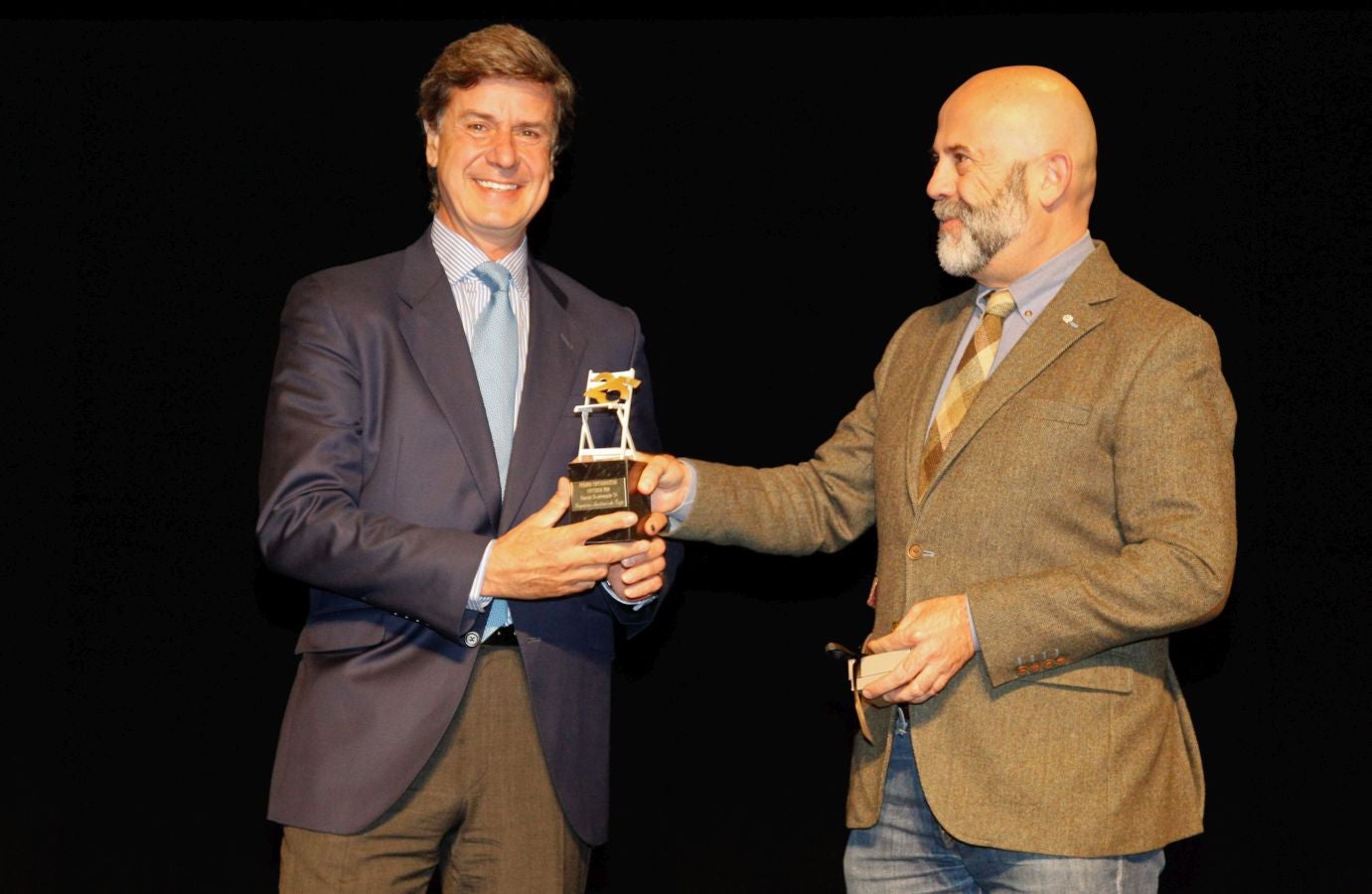 900 invitados asistieron a las Bodas de Plata de la televisión de Gipuzkoa donde las sorpresas, los momentos emotivos y los recuerdos inolvidables fueron protagonistas de 2 horas de evento y 21 destacados premiados entre los que destacaron La Oreja de Van Gogh, Álex Ubago, Ainhoa Arteta, Aizpea Goenaga, Bernardo Atxaga, Luis Arconada, Cayetano Martínez de Irujo, Juan Mari Arzak o Martín Berasategi