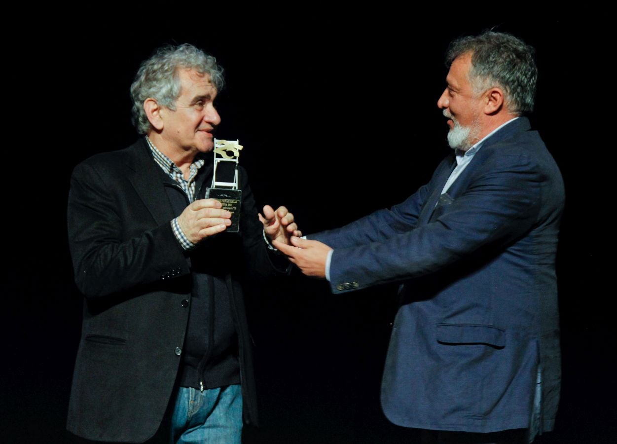 900 invitados asistieron a las Bodas de Plata de la televisión de Gipuzkoa donde las sorpresas, los momentos emotivos y los recuerdos inolvidables fueron protagonistas de 2 horas de evento y 21 destacados premiados entre los que destacaron La Oreja de Van Gogh, Álex Ubago, Ainhoa Arteta, Aizpea Goenaga, Bernardo Atxaga, Luis Arconada, Cayetano Martínez de Irujo, Juan Mari Arzak o Martín Berasategi