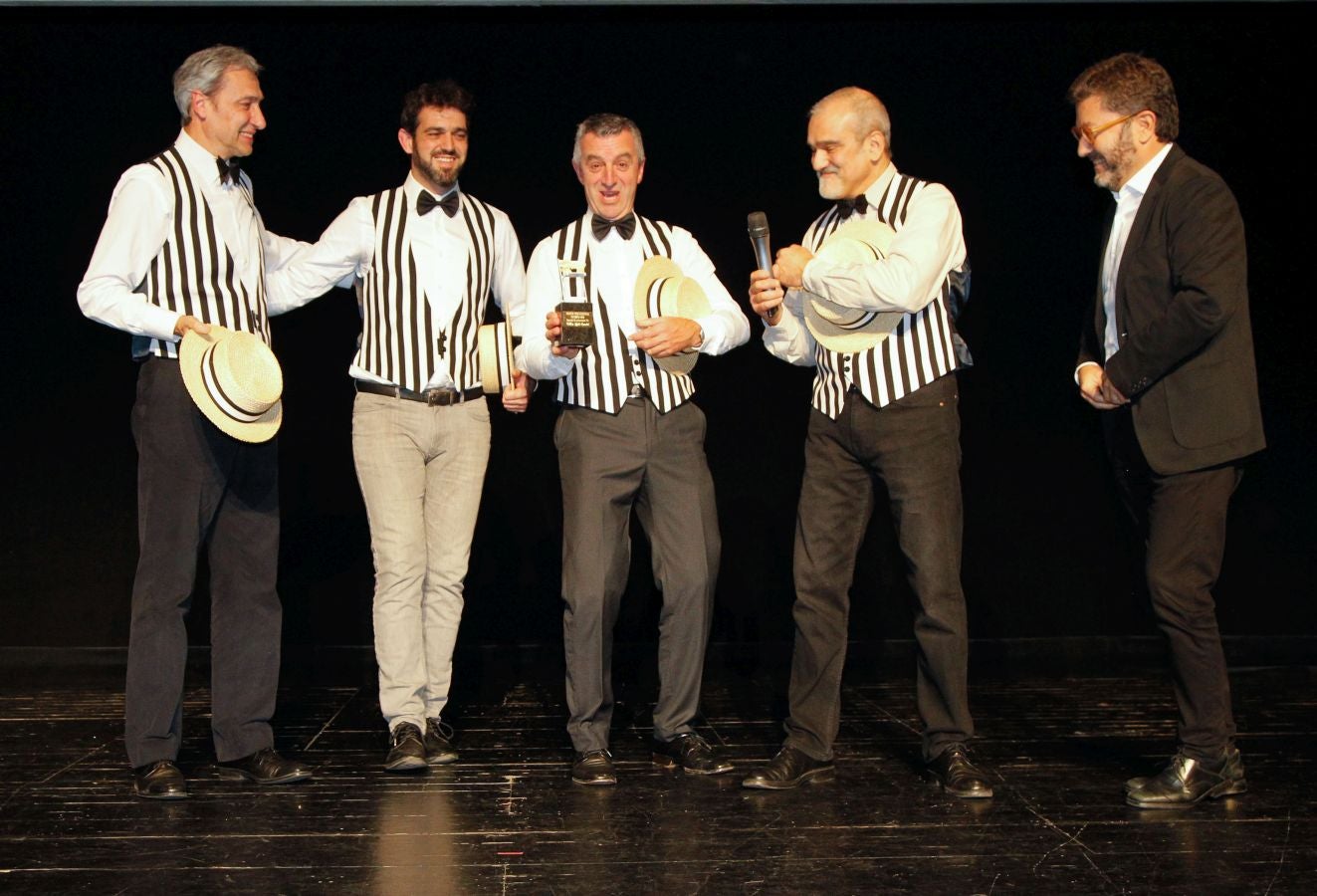 900 invitados asistieron a las Bodas de Plata de la televisión de Gipuzkoa donde las sorpresas, los momentos emotivos y los recuerdos inolvidables fueron protagonistas de 2 horas de evento y 21 destacados premiados entre los que destacaron La Oreja de Van Gogh, Álex Ubago, Ainhoa Arteta, Aizpea Goenaga, Bernardo Atxaga, Luis Arconada, Cayetano Martínez de Irujo, Juan Mari Arzak o Martín Berasategi