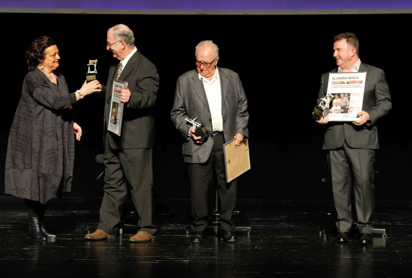 900 invitados asistieron a las Bodas de Plata de la televisión de Gipuzkoa donde las sorpresas, los momentos emotivos y los recuerdos inolvidables fueron protagonistas de 2 horas de evento y 21 destacados premiados entre los que destacaron La Oreja de Van Gogh, Álex Ubago, Ainhoa Arteta, Aizpea Goenaga, Bernardo Atxaga, Luis Arconada, Cayetano Martínez de Irujo, Juan Mari Arzak o Martín Berasategi