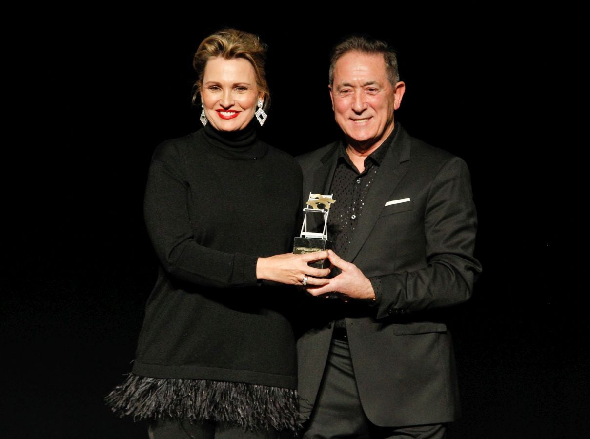 900 invitados asistieron a las Bodas de Plata de la televisión de Gipuzkoa donde las sorpresas, los momentos emotivos y los recuerdos inolvidables fueron protagonistas de 2 horas de evento y 21 destacados premiados entre los que destacaron La Oreja de Van Gogh, Álex Ubago, Ainhoa Arteta, Aizpea Goenaga, Bernardo Atxaga, Luis Arconada, Cayetano Martínez de Irujo, Juan Mari Arzak o Martín Berasategi