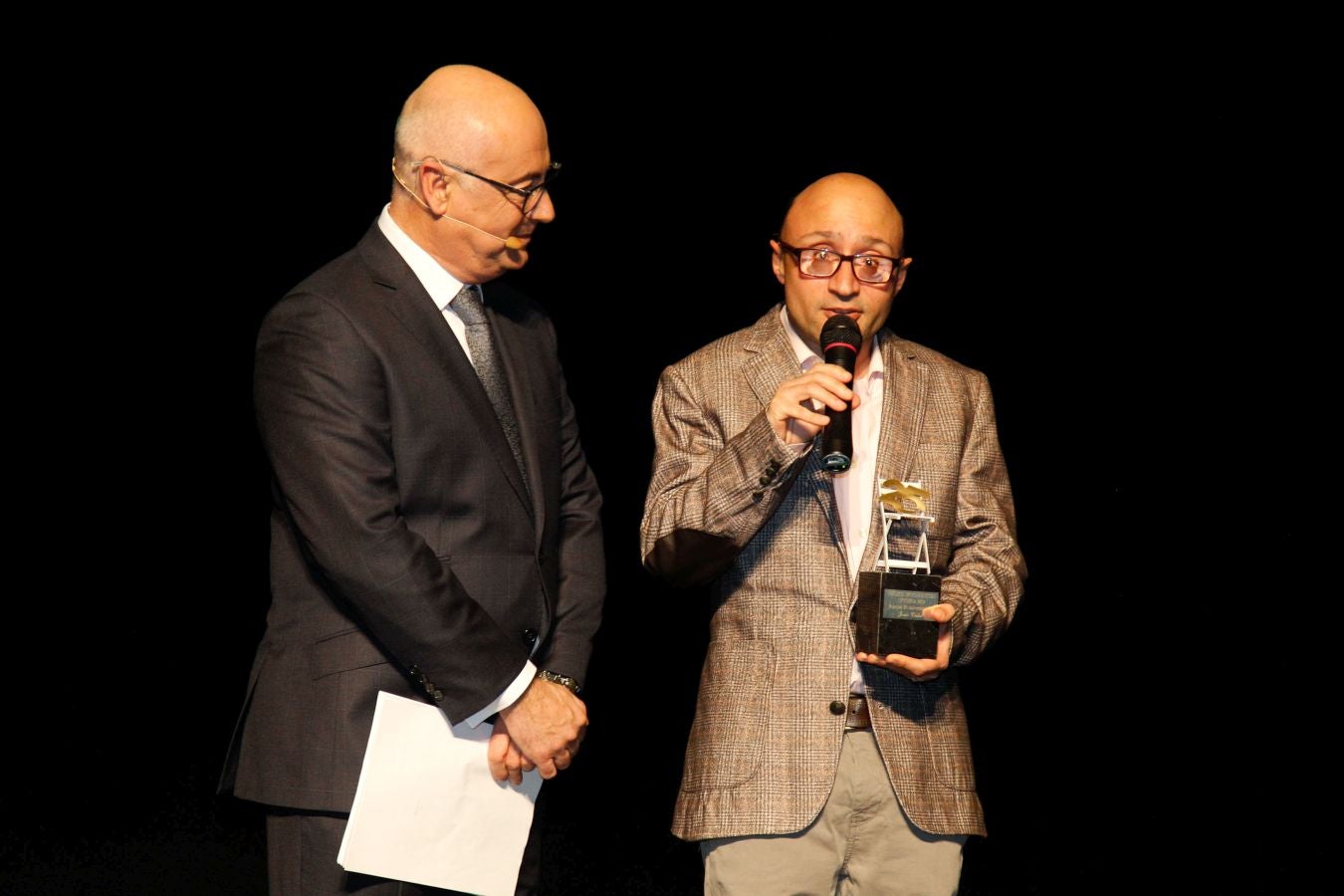 900 invitados asistieron a las Bodas de Plata de la televisión de Gipuzkoa donde las sorpresas, los momentos emotivos y los recuerdos inolvidables fueron protagonistas de 2 horas de evento y 21 destacados premiados entre los que destacaron La Oreja de Van Gogh, Álex Ubago, Ainhoa Arteta, Aizpea Goenaga, Bernardo Atxaga, Luis Arconada, Cayetano Martínez de Irujo, Juan Mari Arzak o Martín Berasategi