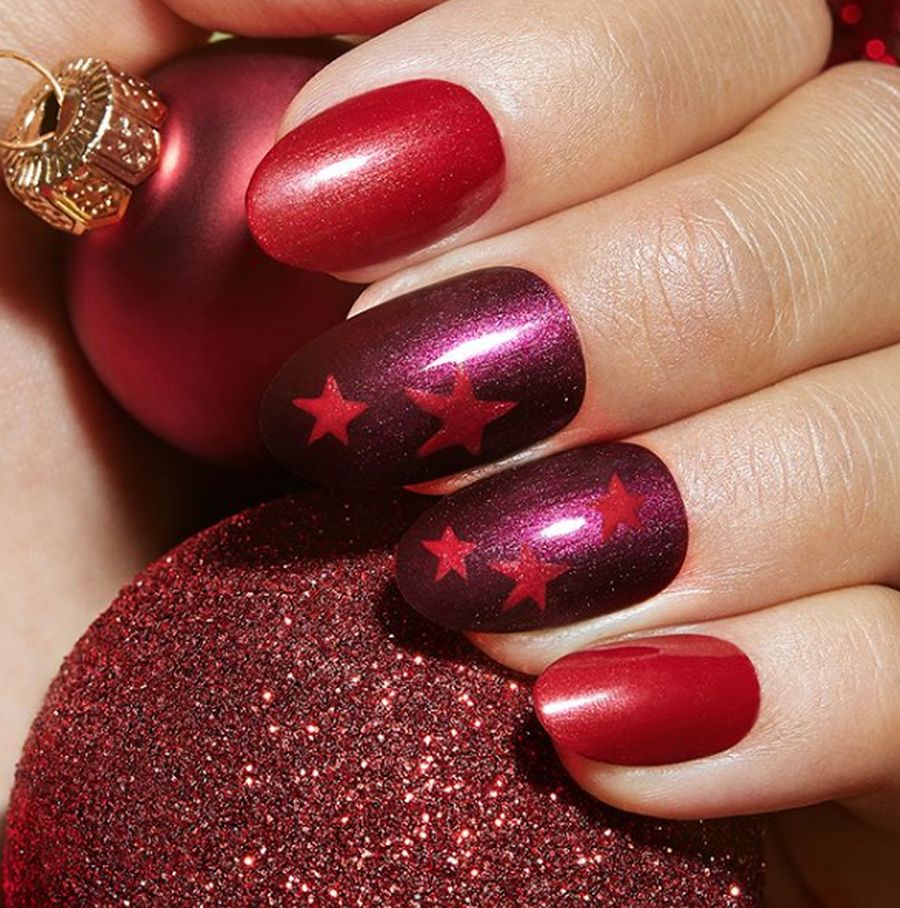 El color rojo se presenta como protagonista de las manos estas Navidades. En todas sus tonalidades y versiones: nacarados, brillantes y con purpurina acompañados de elementos decorativos propios de la Navidad