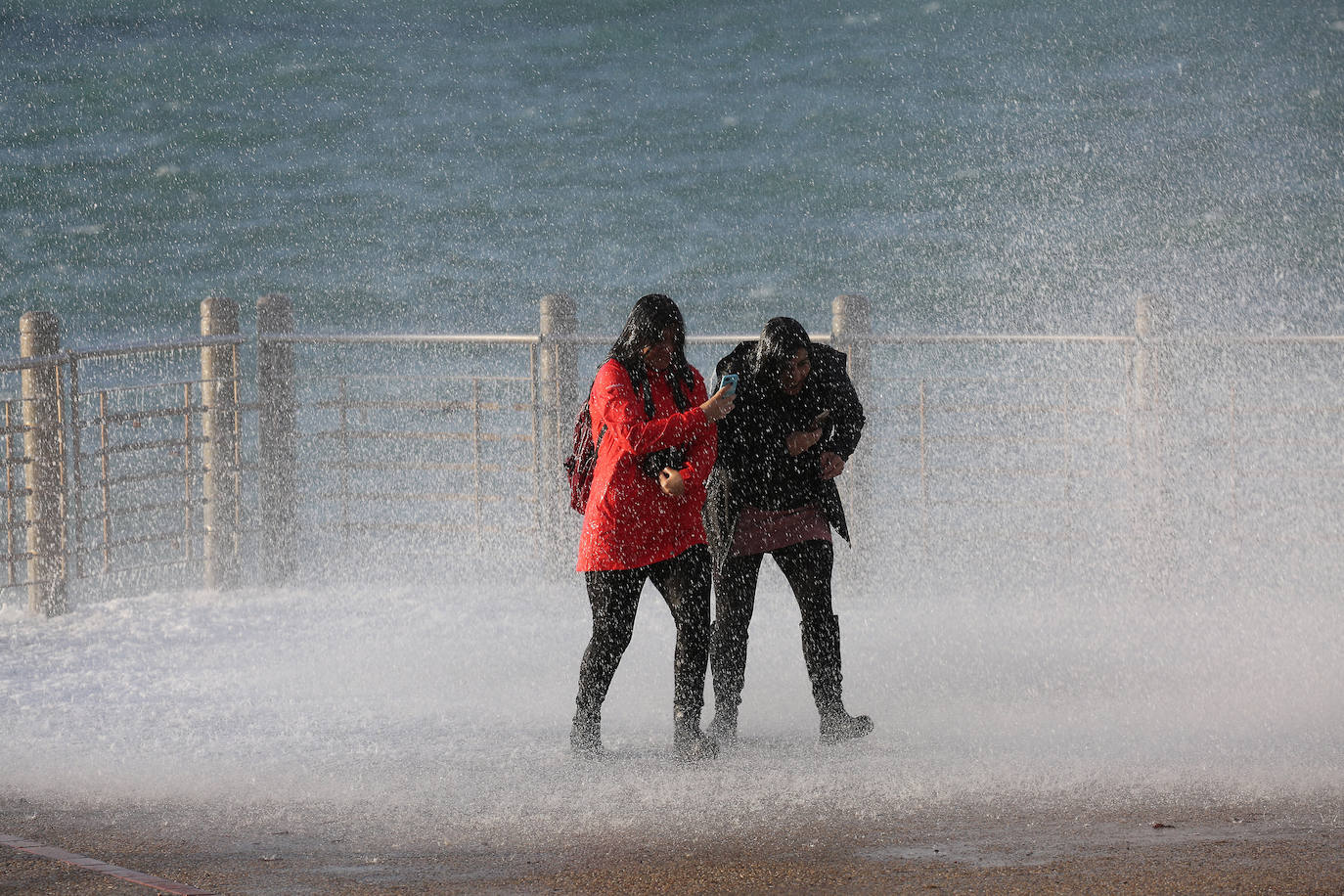 Aemet eleva a alerta naranja el aviso por olas para las próximas horas, aunque lo peor llegará el viernes