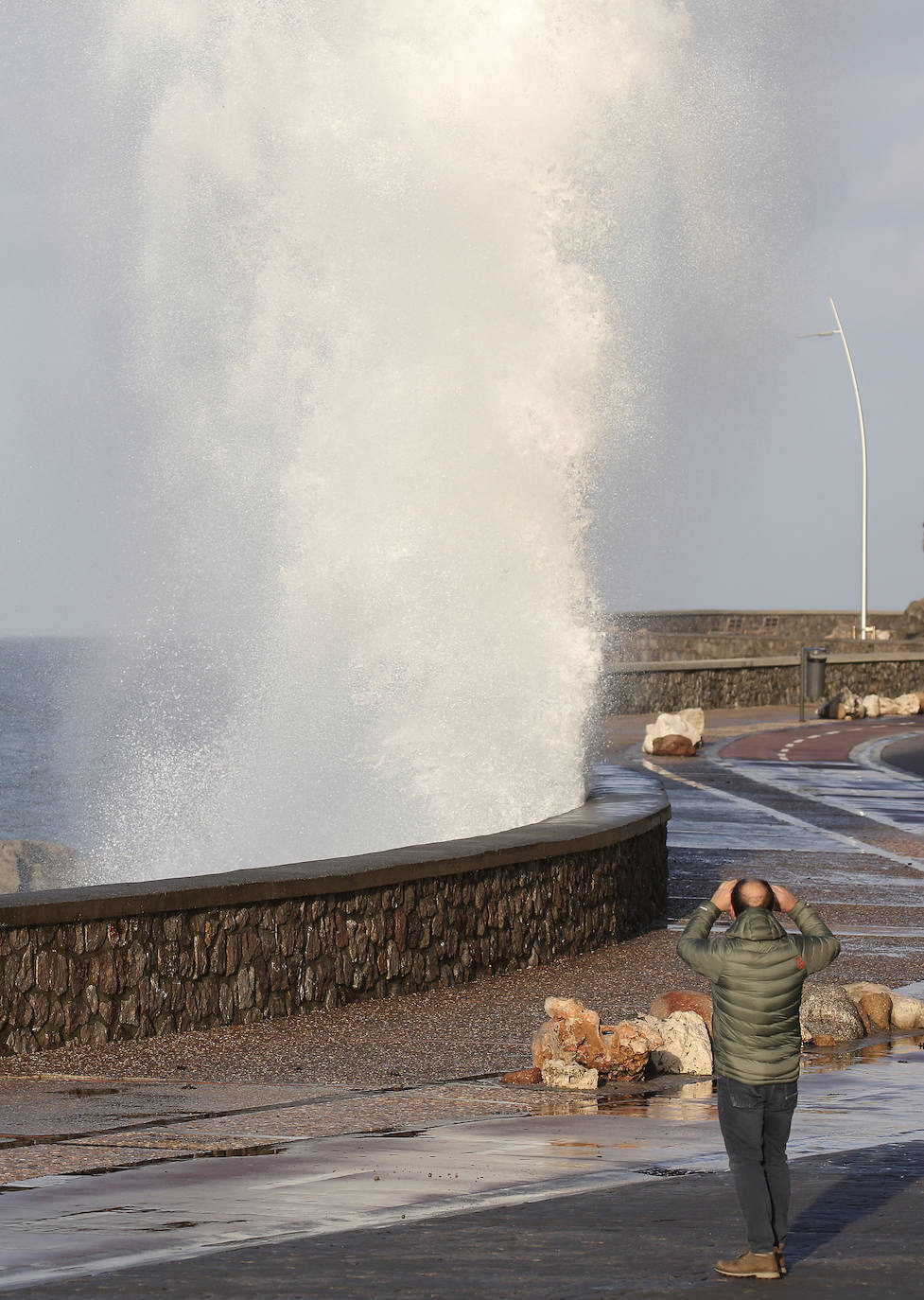 Aemet eleva a alerta naranja el aviso por olas para las próximas horas, aunque lo peor llegará el viernes