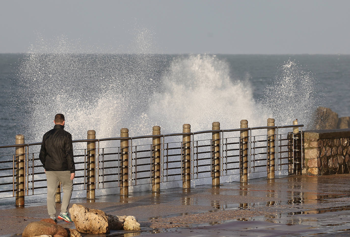 Aemet eleva a alerta naranja el aviso por olas para las próximas horas, aunque lo peor llegará el viernes