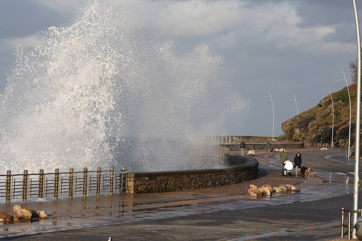 Aemet eleva a alerta naranja el aviso por olas para las próximas horas, aunque lo peor llegará el viernes