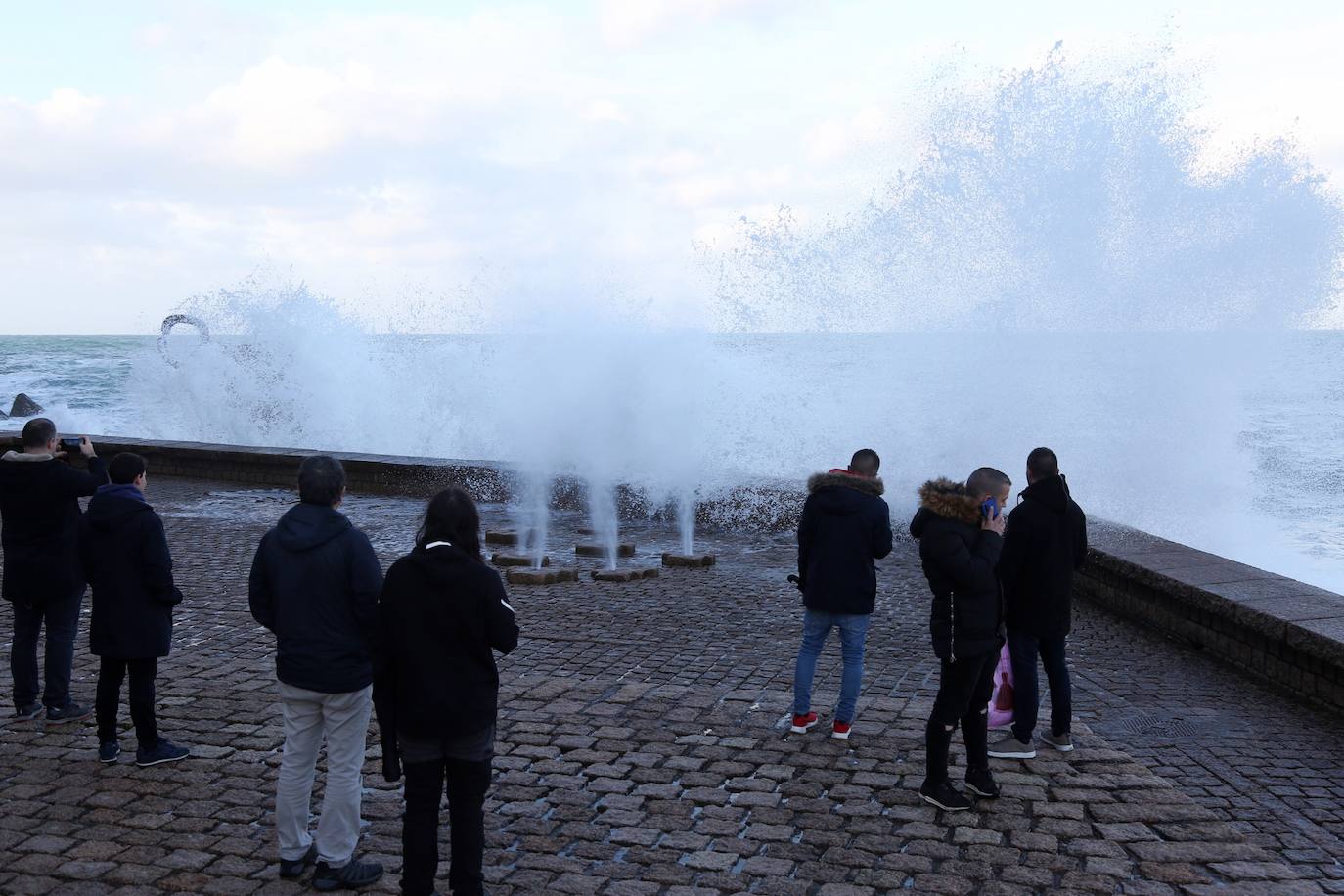 Aemet eleva a alerta naranja el aviso por olas para las próximas horas, aunque lo peor llegará el viernes