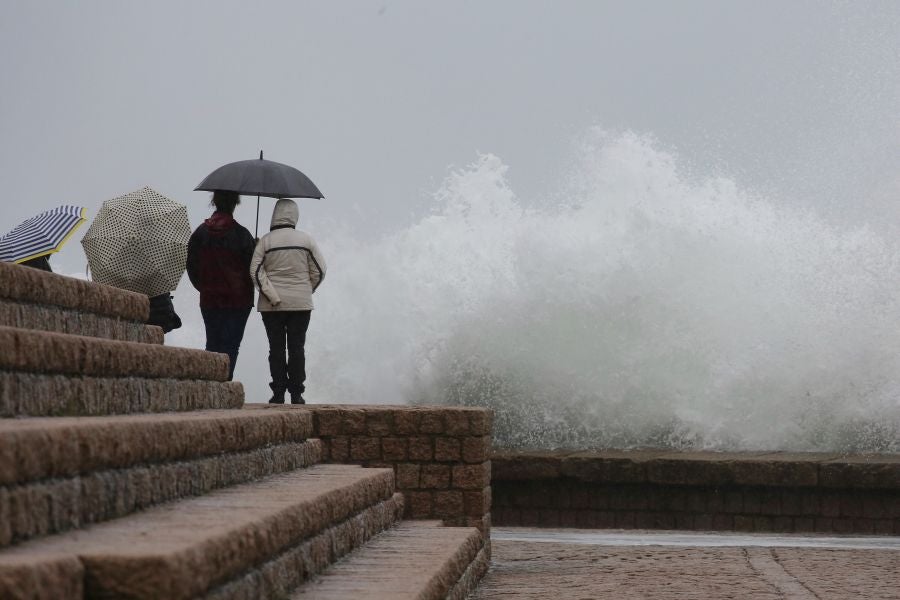 Aemet eleva a alerta naranja el aviso por olas para las próximas horas, aunque lo peor llegará el viernes