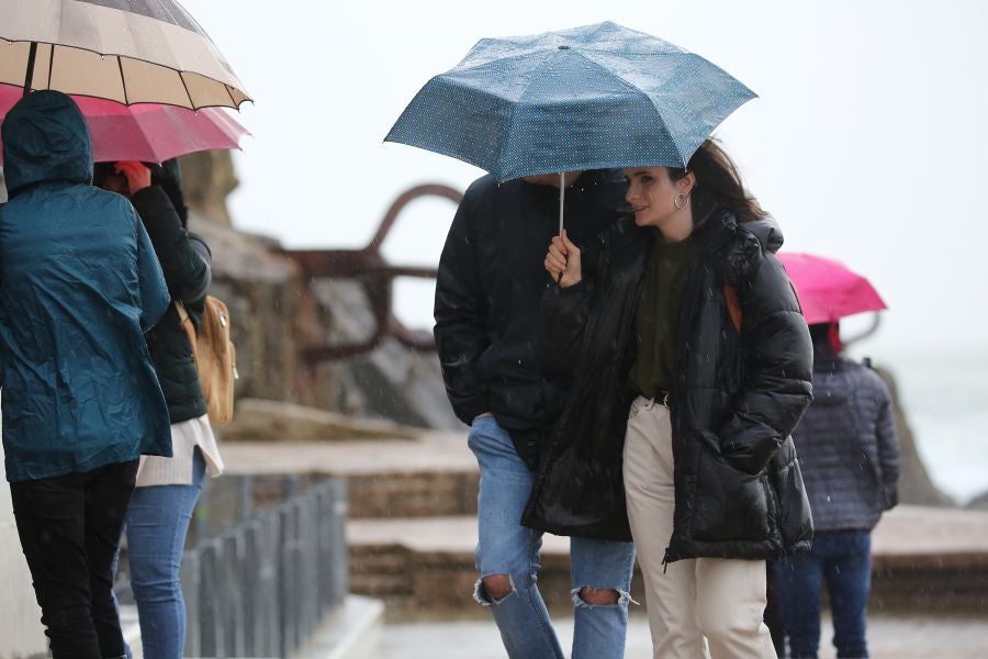 Aemet eleva a alerta naranja el aviso por olas para las próximas horas, aunque lo peor llegará el viernes