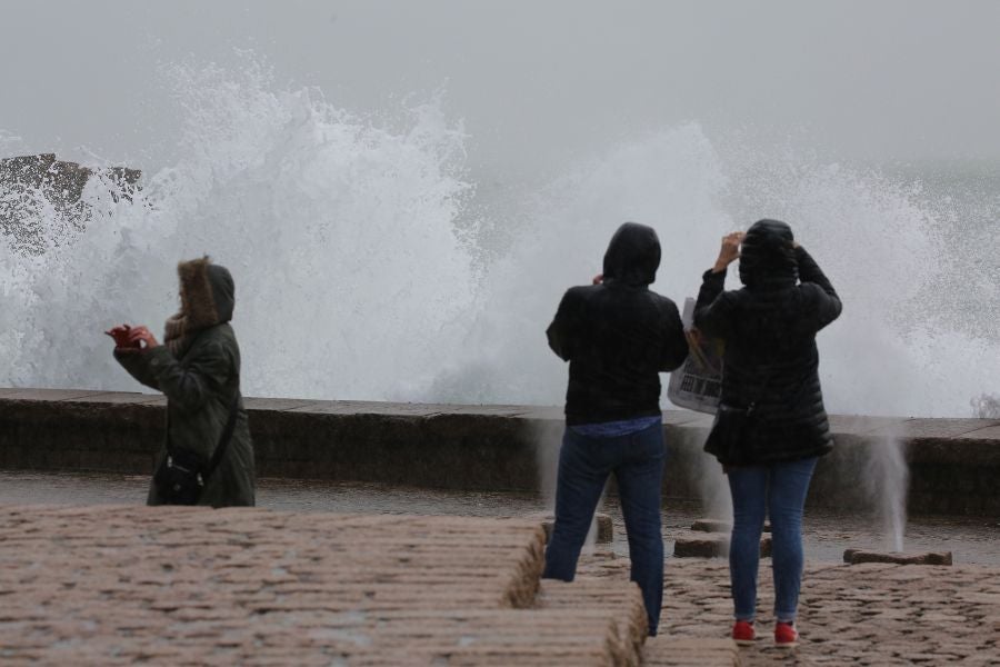 Aemet eleva a alerta naranja el aviso por olas para las próximas horas, aunque lo peor llegará el viernes