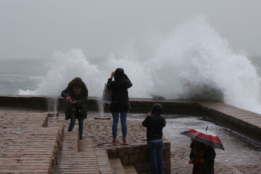 Aemet eleva a alerta naranja el aviso por olas para las próximas horas, aunque lo peor llegará el viernes