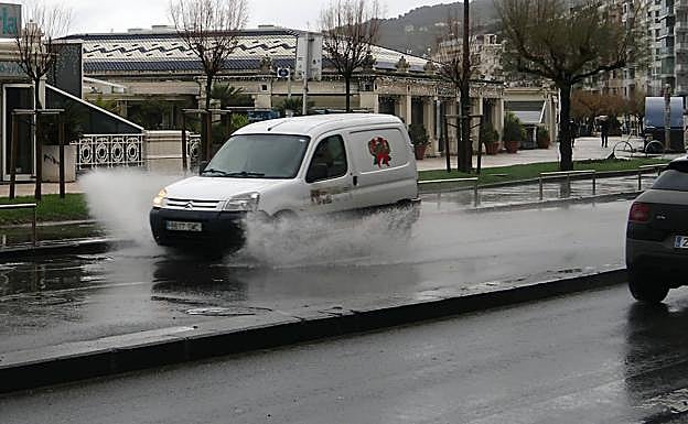 Charcos en el Paseo de La Concha esta mañana. 