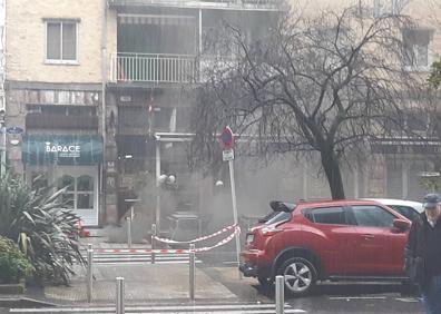 Imagen secundaria 1 - Varias vistas del lugar del incendio en la calle Isabel II de San Sebastián. 