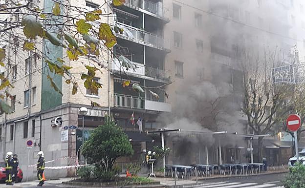Imagen principal - Varias vistas del lugar del incendio en la calle Isabel II de San Sebastián. 