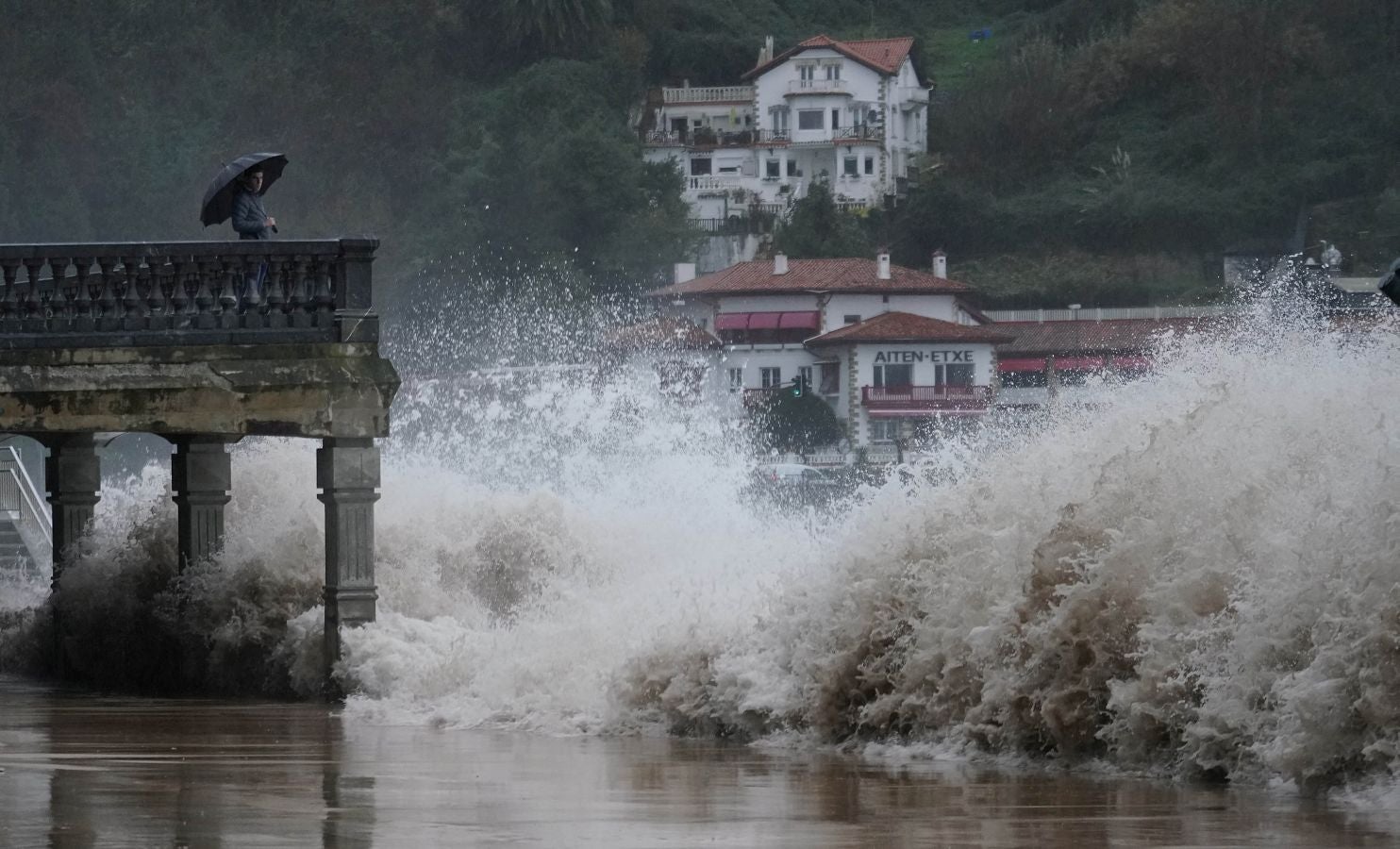 Olas de más de nueve metros ponen en jaque este viernes al litoral guipuzcoano