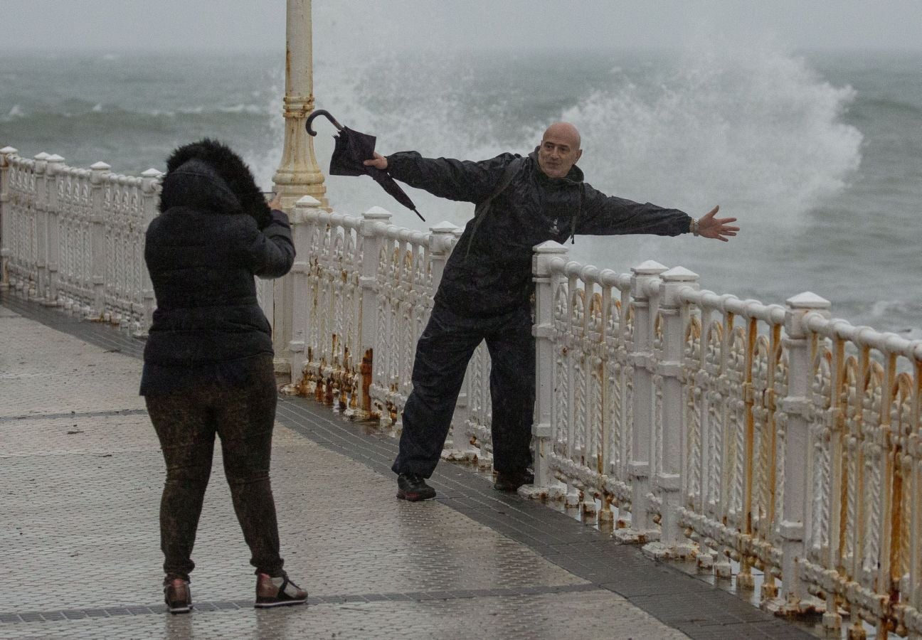 Olas de más de nueve metros ponen en jaque este viernes al litoral guipuzcoano