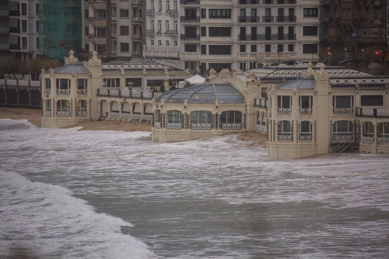 Olas de más de nueve metros ponen en jaque este viernes al litoral guipuzcoano