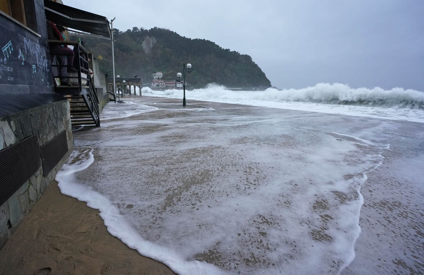 Olas de más de nueve metros ponen en jaque este viernes al litoral guipuzcoano