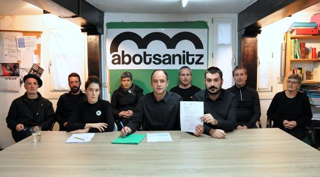 Integrantes de Abotsanitz durante la comparecencia de prensa celebrada ayer en su sede.