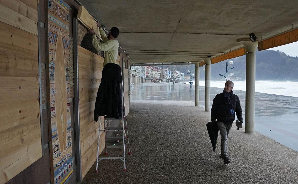 Las olas azotan la costa guipuzcoana. 