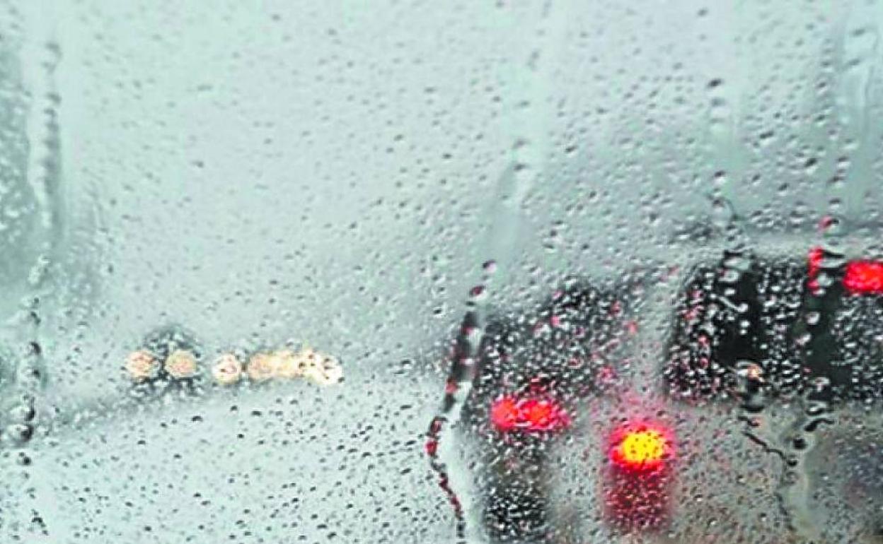 ¿Cómo conducir con lluvia, granizo, niebla o nieve?